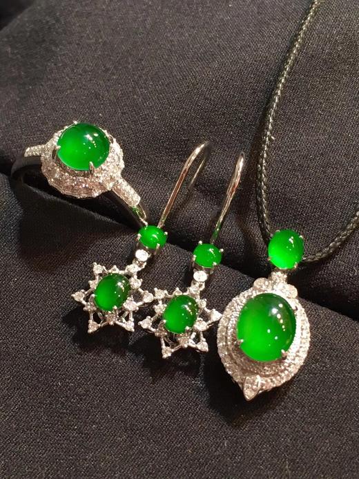 【翡翠蛋面套装】无纹裂,种好色辣,水润通透饱满 细腻光洁,精致镶嵌 -