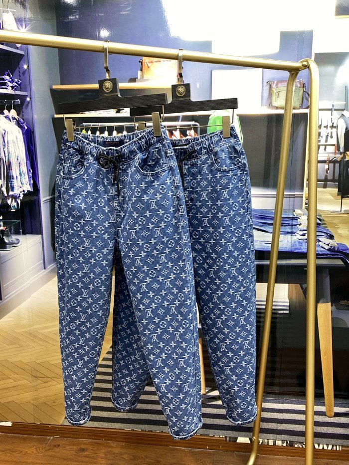 点此购买lv男女款涂鸦满印老花直筒牛仔裤莲157098