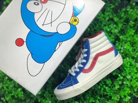 VANS Sk8-Hi 高帮Pokonyan（叮当猫）神仙配色，鞋身采用宝蓝鹿皮绒/米白帆布搭配