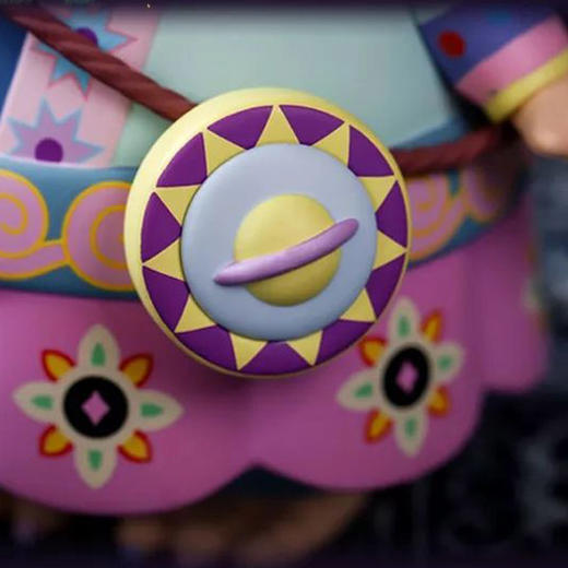 深山集市 手工坊&毕奇龙宝宝摆件 国潮玩偶摆件 毕奇龙宝宝身着一部古老的苗族故事书 约16cm高 10cm宽 商品图3