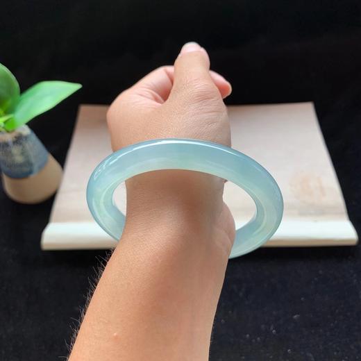 8-10.6mm 翡翠高冰蓝水圆条手镯 通透,起光色泽鲜艳