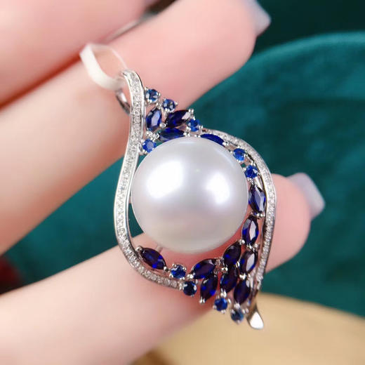 轻奢澳白吊坠18k镶嵌蓝宝石澳白吊坠1415mm正圆强光微瑕非常漂亮有