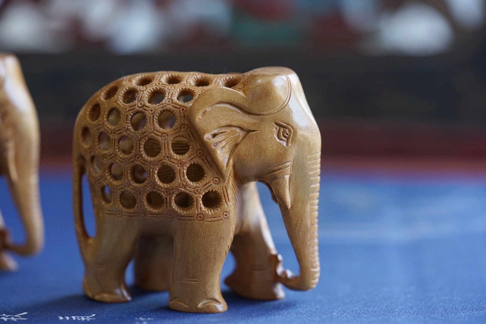 对象老山檀镂空雕刻大象