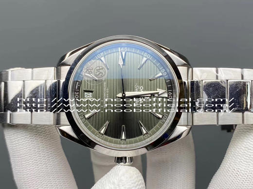 VS 2020新品:绿海马150米柚木盘来了！绿色在腕表圈是一个特别的颜色，它极富生命力，给人无限希望，绿荫葱葱、万物复苏。 商品图6