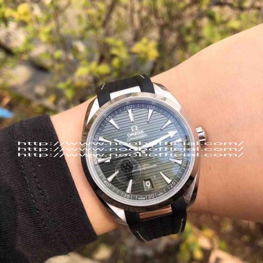 VS 2020新品:绿海马150米柚木盘来了！绿色在腕表圈是一个特别的颜色，它极富生命力，给人无限希望，绿荫葱葱、万物复苏。 商品图10