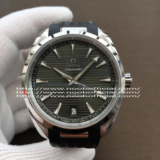 VS 2020新品:绿海马150米柚木盘来了！绿色在腕表圈是一个特别的颜色，它极富生命力，给人无限希望，绿荫葱葱、万物复苏。 商品图13