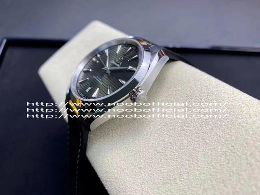 VS 2020新品:绿海马150米柚木盘来了！绿色在腕表圈是一个特别的颜色，它极富生命力，给人无限希望，绿荫葱葱、万物复苏。 商品图5