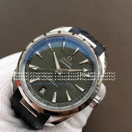 VS 2020新品:绿海马150米柚木盘来了！绿色在腕表圈是一个特别的颜色，它极富生命力，给人无限希望，绿荫葱葱、万物复苏。 商品图10