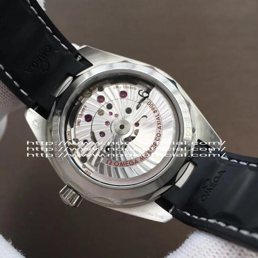 VS 2020新品:绿海马150米柚木盘来了！绿色在腕表圈是一个特别的颜色，它极富生命力，给人无限希望，绿荫葱葱、万物复苏。 商品图9