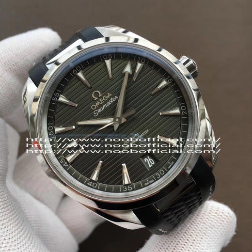 VS 2020新品:绿海马150米柚木盘来了！绿色在腕表圈是一个特别的颜色，它极富生命力，给人无限希望，绿荫葱葱、万物复苏。 商品图14