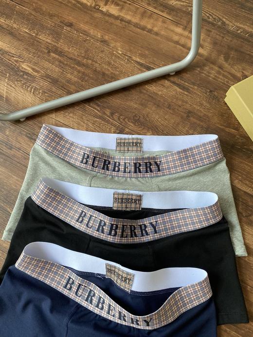 点此购买 巴宝莉男款格纹纯棉平角内裤 左157703