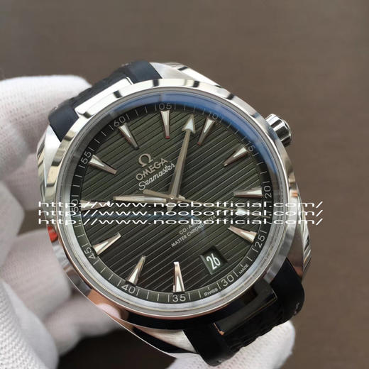 VS 2020新品:绿海马150米柚木盘来了！绿色在腕表圈是一个特别的颜色，它极富生命力，给人无限希望，绿荫葱葱、万物复苏。 商品图12