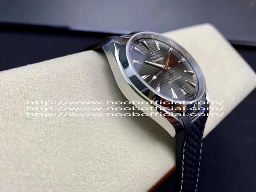 VS 2020新品:绿海马150米柚木盘来了！绿色在腕表圈是一个特别的颜色，它极富生命力，给人无限希望，绿荫葱葱、万物复苏。 商品图6