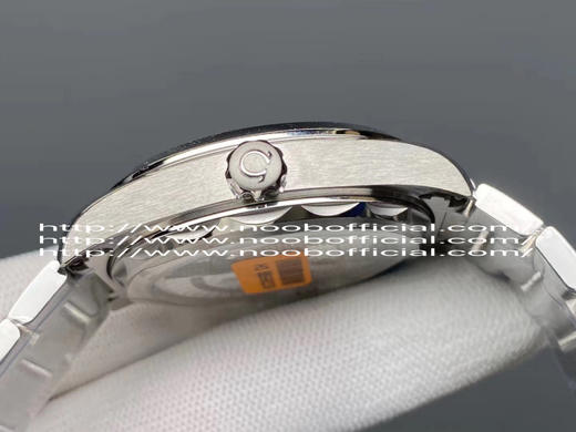 VS 2020新品:绿海马150米柚木盘来了！绿色在腕表圈是一个特别的颜色，它极富生命力，给人无限希望，绿荫葱葱、万物复苏。 商品图5