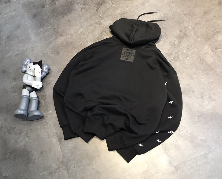 点此购买lv黑白两色飞机满印连帽卫衣ks157748