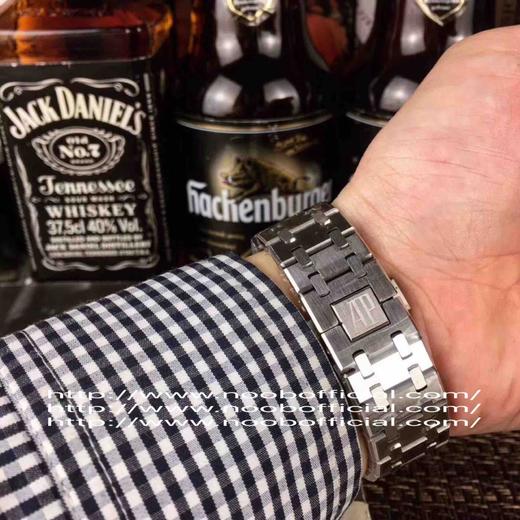 🎩爱彼 AP 镀膜玻璃 42mm*15mm 精钢表带配AP字样原装扣 搭载自动上链机芯 八角拉砂钢壳配镂空飞轮面 冷酷 霸气 不一样的硬汉 商品图3