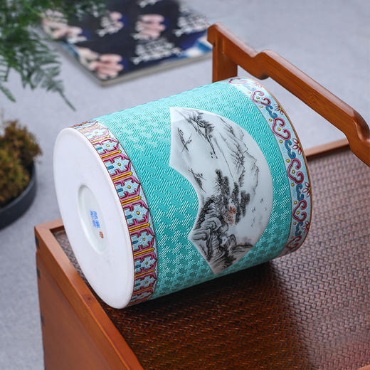 宝瓷林湖水绿锦地雕刻开窗墨彩山水笔筒 商品图3