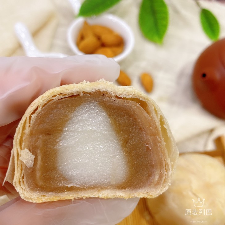 溜儿薄的酥皮,台湾进口的低糖芋泥,绵滑细腻,酥香芋浓,q弹拉丝的麻薯.