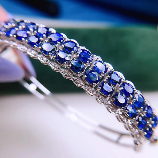 天然蓝宝石手镯18k金镶嵌钻石主石866克拉钻石80颗总重1017克颜色皇家