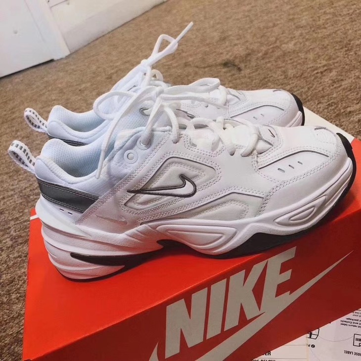 nike m2k银白色百搭老爹鞋, 最近复古风大行其道,这双 "白银灰" 采用