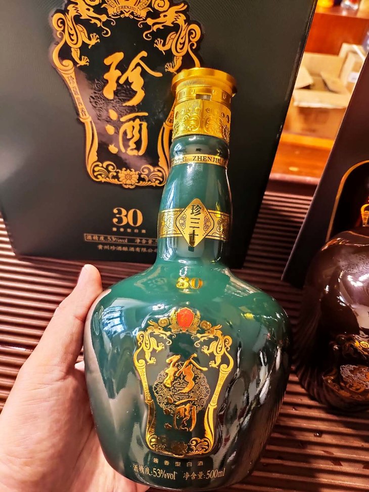 精选30年陶坛储存酱香老酒,按近乎苛刻的"珍三十"标准精心调制而成.