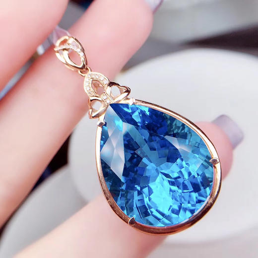托帕石吊坠18k金镶嵌钻托帕石吊坠百搭水滴款石重2755克拉总重879克