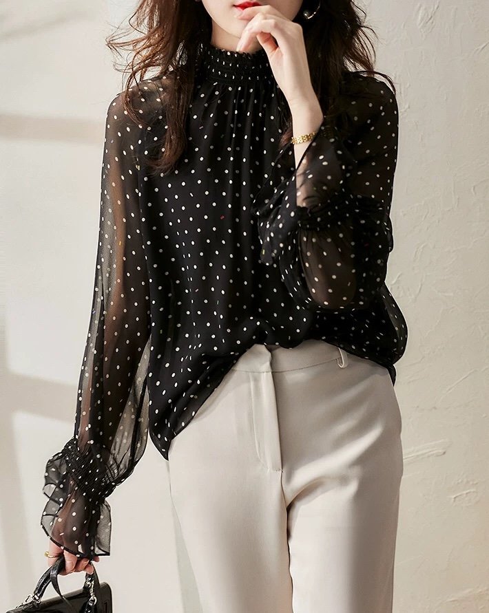 点此购买女款波点喇叭袖立领雪纺衬衫潮木158128