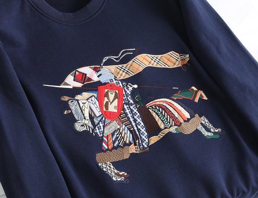 点此购买巴宝莉骑士战马刺绣贴布卫衣谱158056