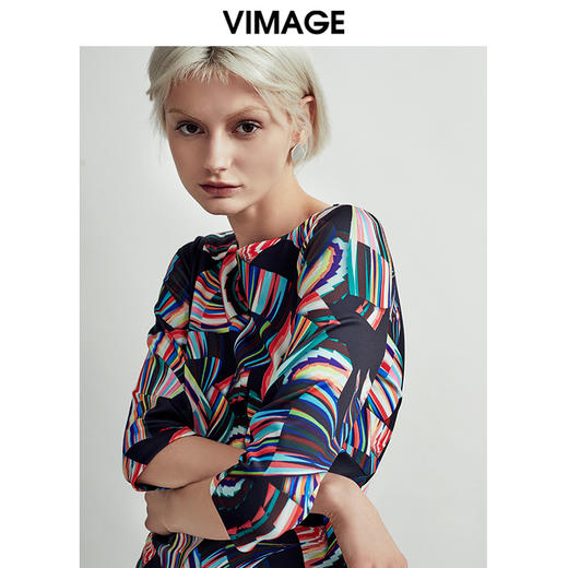 VIMAGE纬漫纪时尚印花通勤百搭收腰显瘦A字连衣裙女V1407012D 商品图4
