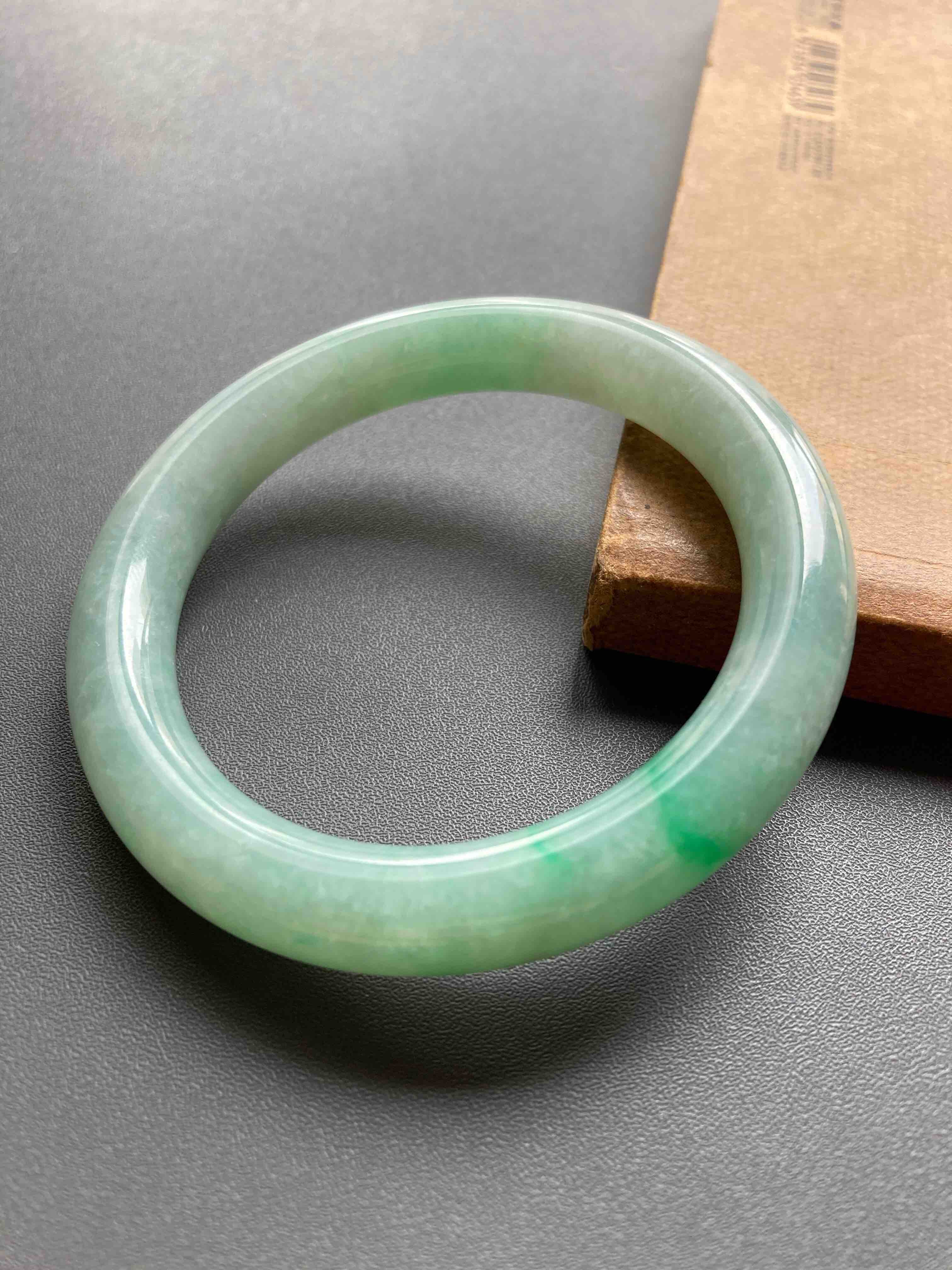 糯冰种阳绿翡翠圆条手镯57