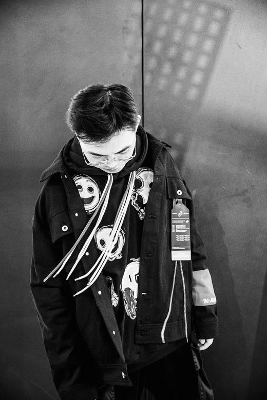 DEC BH932463101 搞怪涂鸦表情连帽套头卫衣 商品图1