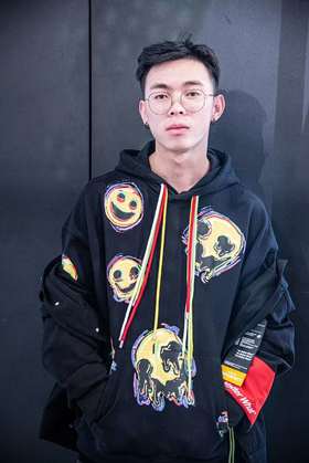 DEC BH932463101 搞怪涂鸦表情连帽套头卫衣