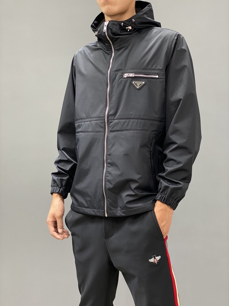 点此购买普拉达男款无缝压胶连帽夹克诱158237