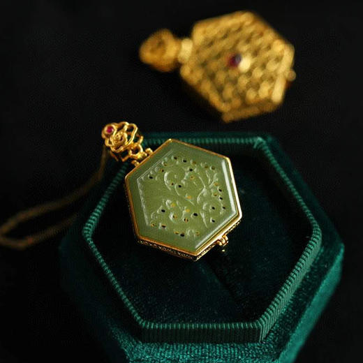 紫牙乌和田玉18k包金香囊 商品图1