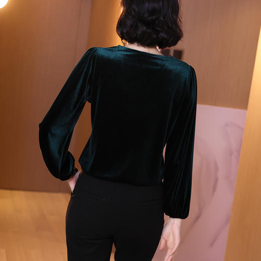 KQL-E237N9135金丝绒中长款打底衫秋冬绣花V领上衣 商品图3