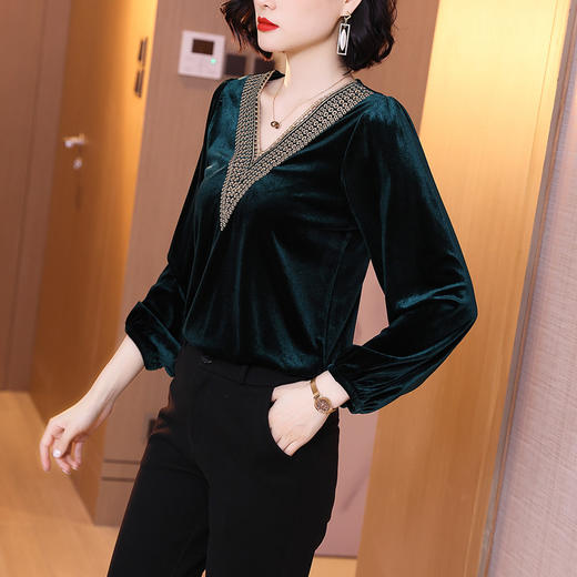 KQL-E237N9135金丝绒中长款打底衫秋冬绣花V领上衣 商品图2