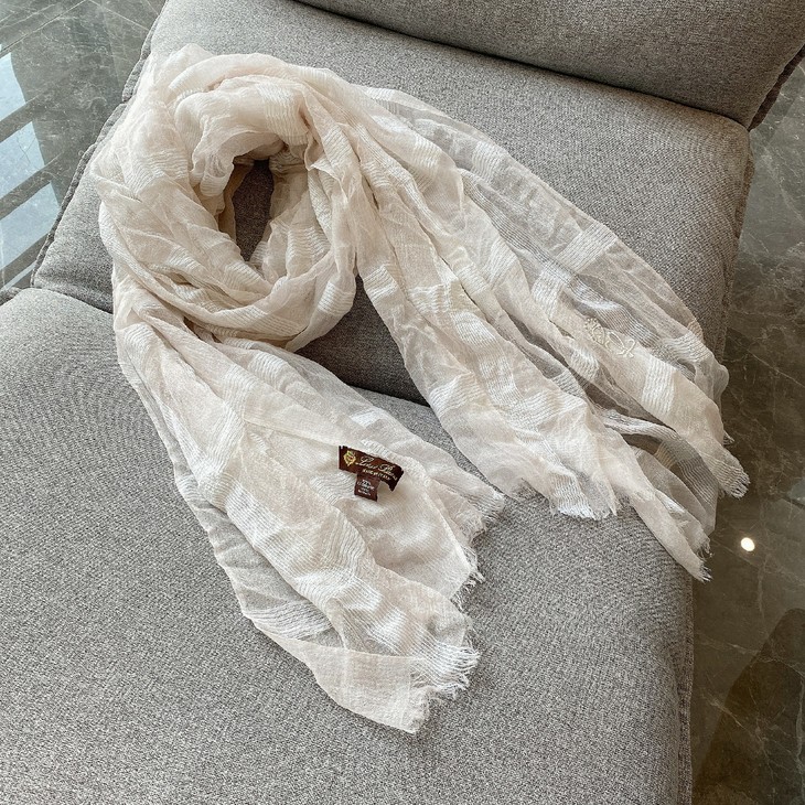 相比起普通戒指绒围巾,它的细节处理一下子就让你知道什么叫云泥有别.