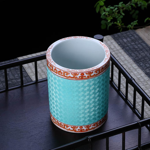 宝瓷林锦地雕刻松石绿回龙纹笔筒 商品图3