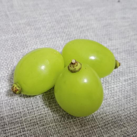 特价女皇果粒（带果梗），2盒净重约2.6-3.0斤。口感超棒，几乎每个都像糖豆一样甜，且有香味。收到后请放冰箱冷藏保存。 商品图0