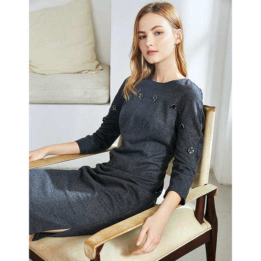 EITIE爱特爱秋季新款时尚通勤气质显瘦纽扣装饰包臀连衣裙女6007759 商品图2