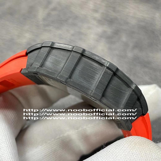 ZF理查德·米勒RM035，研发时间长达4年，把头、表壳、底盖均为碳纤维打造，男士腕表，橡胶表带，自动机械机芯，透底。 商品图8