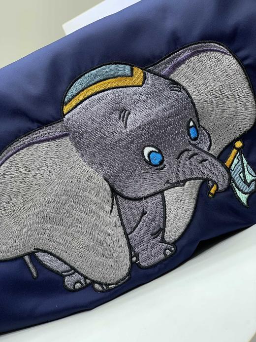 点此购买蔻驰迪士尼女款小飞象外套夹克左158832