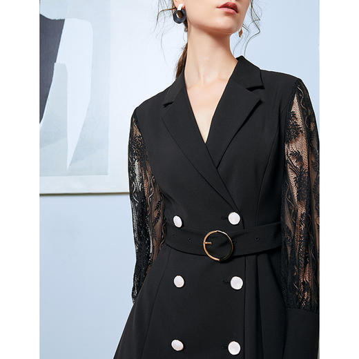 EITIE爱特爱秋季新款气质优雅镂空蕾丝翻领双排扣收腰连衣裙C2004502 商品图4