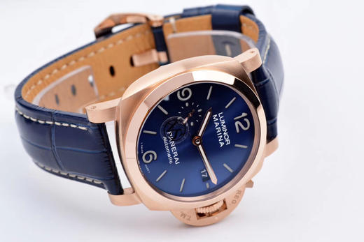 VS 2020 新品：44MM“骚蓝”庐米诺红金腕表PAM 1112。金表无数，唯有沛 Na 海红金表浓郁深厚，特征性设计，视觉上独特，形态上扎实，戴着过瘾！买红金系列的那必定是真爱粉无疑！ 商品图10