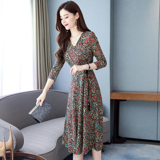 WZNH-XMYR1969花色大码修身气质连衣裙高端V领显瘦连衣裙 商品图2