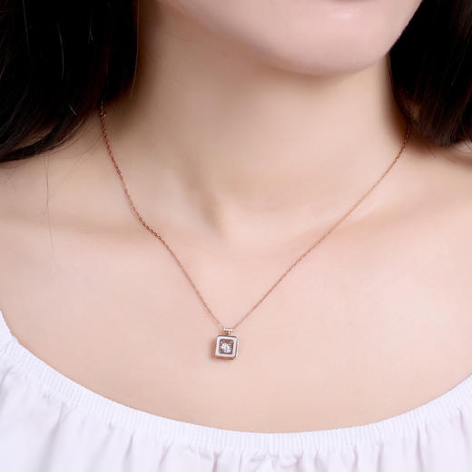 【甄选钻饰】【门店同款】钻石世家 18K金钻石吊坠 爱随心动贝爱系列 方心白贝钻饰吊坠 心形轮廓 双车花灵动显钻 香水瓶造型 精致优雅 时尚礼品 门店同款 商品图3