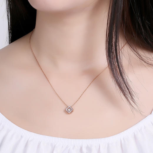 【甄选钻饰】【门店同款】钻石世家 18K金钻石吊坠 爱随心动贝爱系列 四叶草白贝钻饰吊坠  双车花灵动显钻 幸运四叶草 简约时尚 送礼必备 门店同款 商品图3