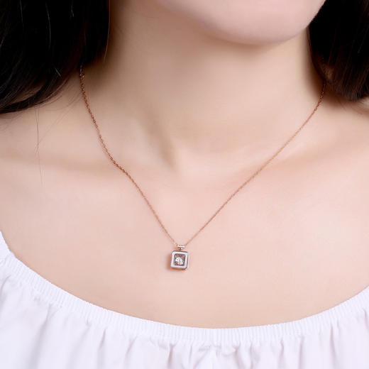 【甄选钻饰】【门店同款】钻石世家 18K金钻石吊坠 爱随心动贝爱系列 香水白贝钻饰吊坠 方形轮廓 双车花灵动显钻 香水瓶造型 精致优雅 送礼好物 门店同款 商品图3