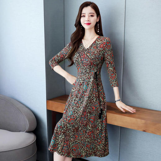 WZNH-XMYR1969花色大码修身气质连衣裙高端V领显瘦连衣裙 商品图3