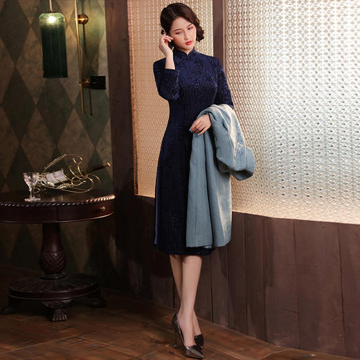 香涵2021秋季新款改良丝绒古典压花中长款奥黛风旗袍裙xgt2380